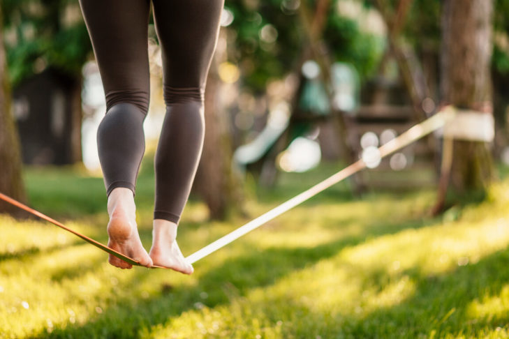 Oefenen op een slackline kan helpen om je evenwicht te versterken.