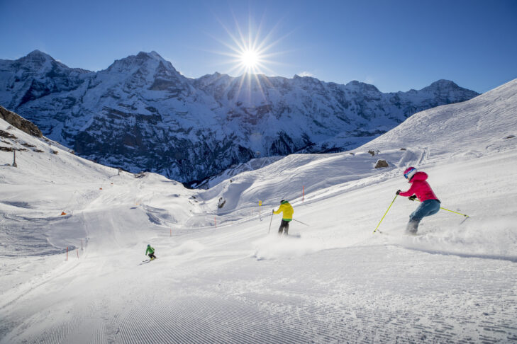 De toppen van de Eiger, Mönch en Jungfrau vormen het spectaculaire decor voor de pistes die wintersporters in de Jungfrauregio te wachten staan.