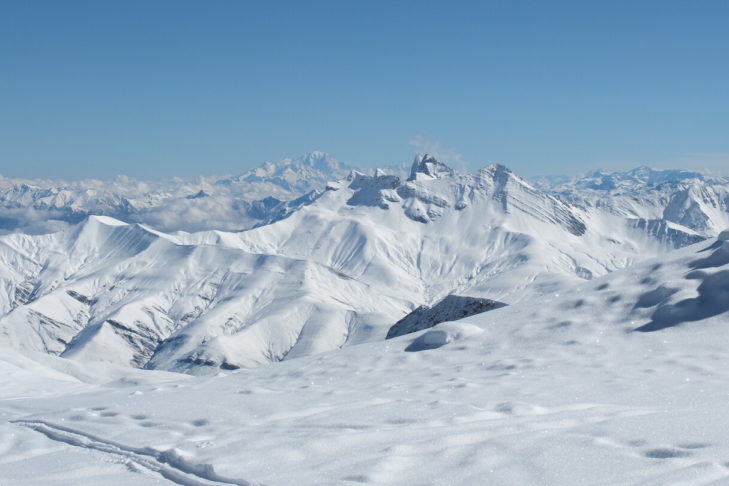 De Mont Blanc, hier gezien vanuit Les 2 Alpes, is de hoogste berg van de Alpen op een hoogte van 4.810 meter.