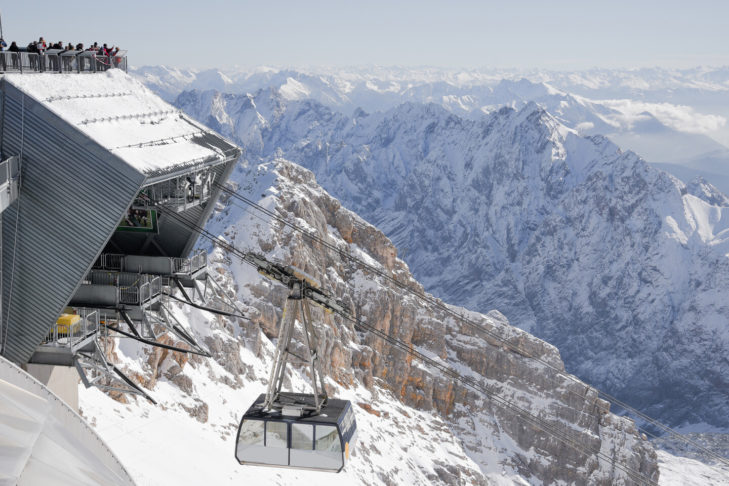 Vanuit de kabelbanen hebben wintersporters een adembenemend uitzicht op de omringende bergwereld van de Zugspitze.