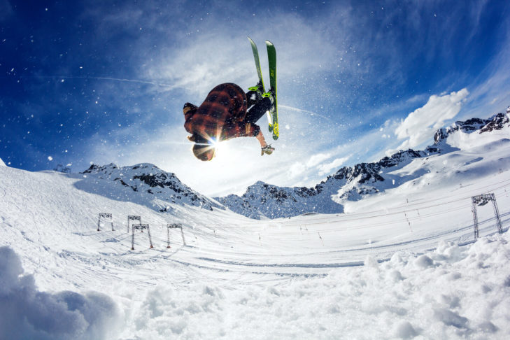 Boarders en trick skiërs komen aan hun trekken op de Kaunertaler gletsjer.