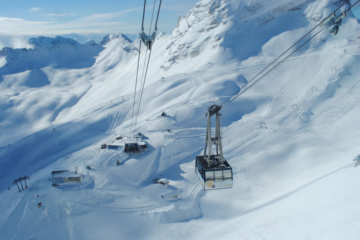 Ultramoderne gondels brengen wintersporters naar de pistes rond de Zugspitze.