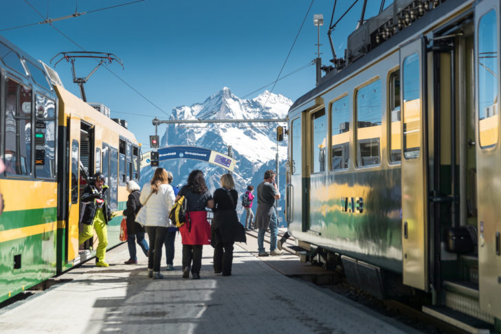 Het wordt steeds populairder om tijdens de wintervakantie met de trein te reizen.