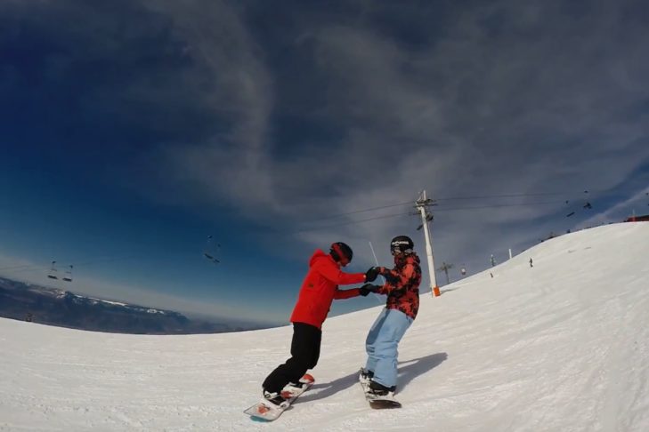 De makkelijkste manier is dat iedereen elkaar helpt.