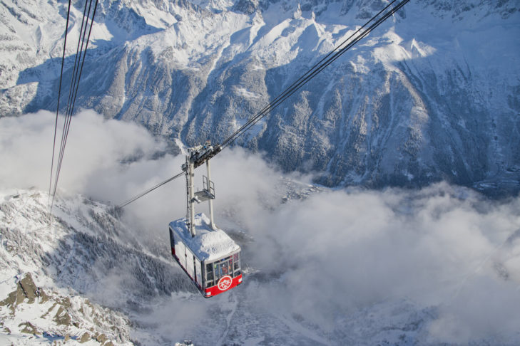 De Mont Blanc, de hoogste berg in de Alpen, ligt hoog.