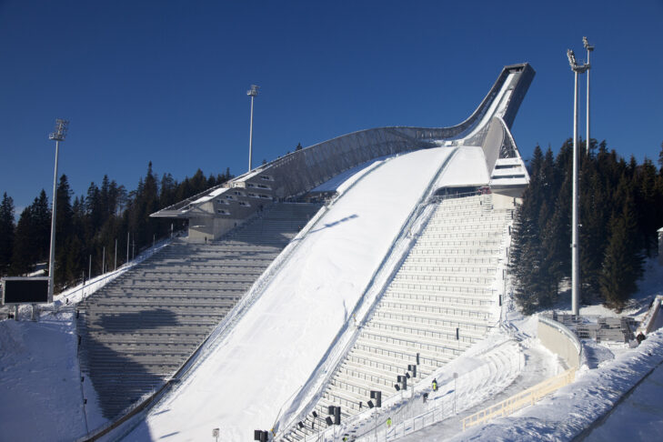De Holmenkollen in Oslo geldt als een van de "kathedralen" van de noordse skisport. De wedstrijden rond de grote schans in de Noorse hoofdstad zijn dan ook even prestigieus.