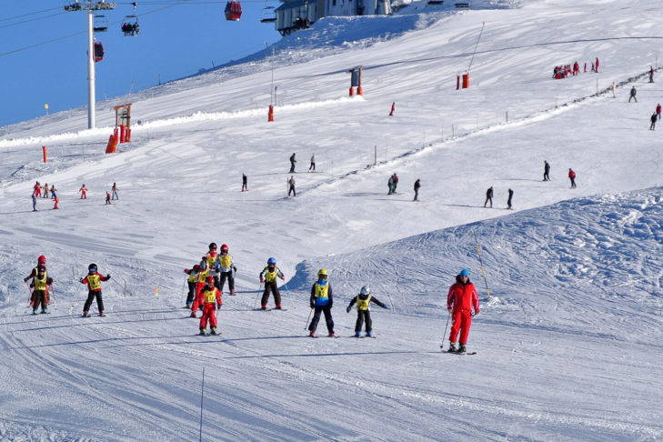 Een skischool is onderweg in het Chamrousse skigebied.