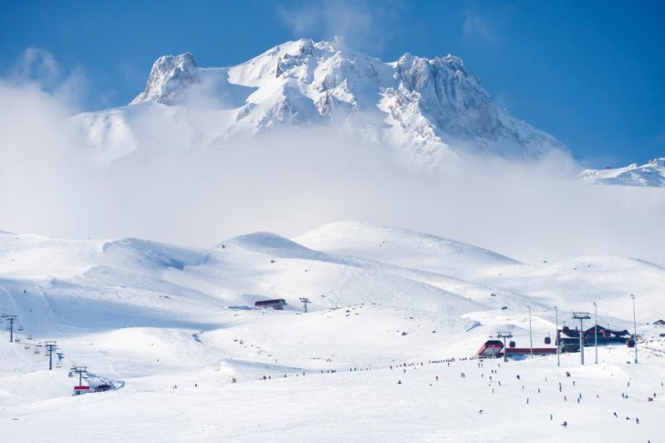 De hoogte van de Turkse skigebieden zorgt voor geweldige afdalingen op perfect geprepareerde pistes of in ongerepte diepe sneeuw.