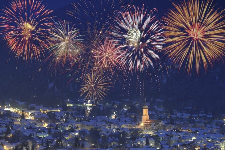 Oudejaarsavond in Garmisch-Partenkirchen is altijd iets heel speciaals, vooral omdat het traditionele Nieuwjaarsspringen hier de volgende dag plaatsvindt.