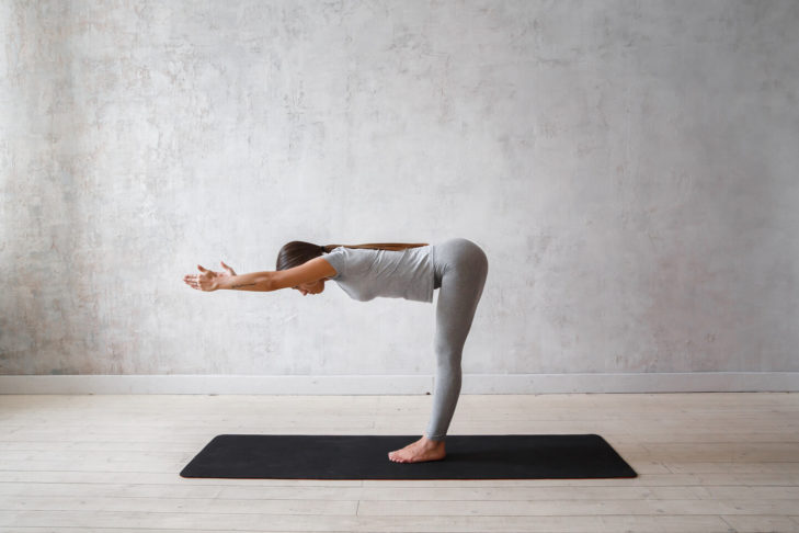 Deze eenvoudige yoga-oefening rekt de rug- en achterbeenspieren.