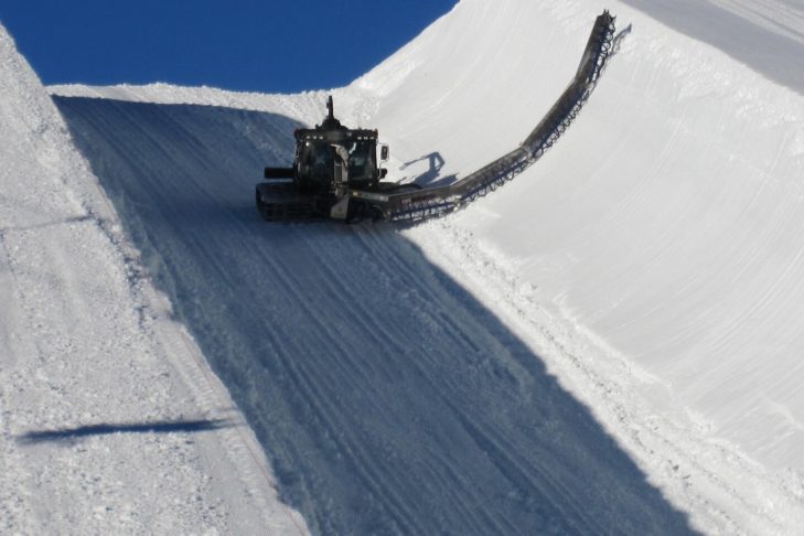 Pistenbullies kunnen hun sterke machines ook gebruiken om halfpipes vorm te geven, zoals hier in Laax