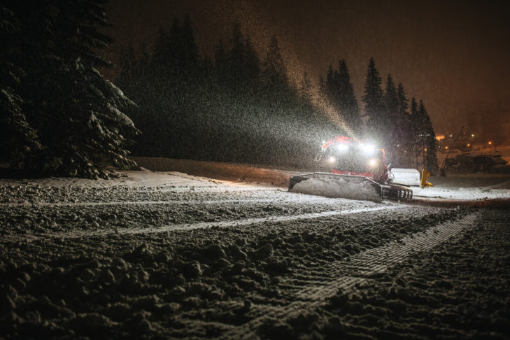 Als het sneeuwt, moeten sneeuwfrezen ook 's nachts op pad, zodat de pistes 's ochtends perfect geprepareerd zijn.