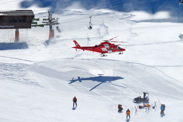 Voordat een reddingshelikopter in het skigebied landt, moet er een geschikte landingsplaats worden gevonden en vrijgemaakt
