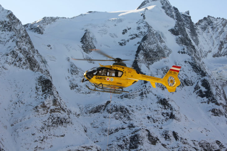 In Oostenrijk exploiteert de ÖAMTC auto- en motorclub de reddingshelikopters, zoals hier te zien op de Grossglockner. De reddingshelikopters worden ook wel de "gele engelen" genoemd vanwege het opvallende lakwerk van hun uitrusting