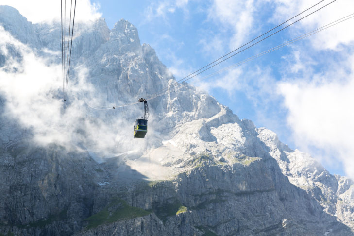 Moderne gondel en perfect geprepareerde pistes in het skigebied Zugspitze.