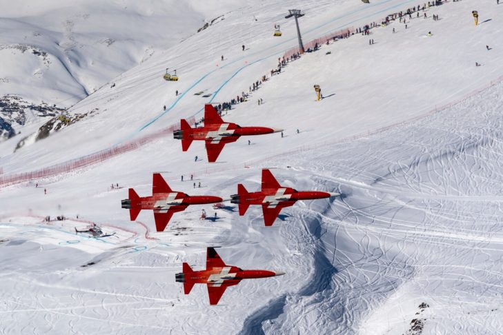 Op de Lauberhorn in Wengen vindt elk jaar in januari een van de beroemdste afdalingswedstrijden ter wereld plaats, inclusief een optreden van het aerobatic-team "Patrouille Suisse".