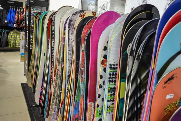 Snowboards zijn in bijna alle vormen en kleuren te koop.