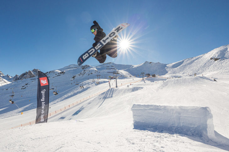 Snowboarders die graag spectaculaire trucs en sprongen in de sneeuw tevoorschijn toveren, zijn het meest gebaat bij freestyle bindingen met een zachte flex