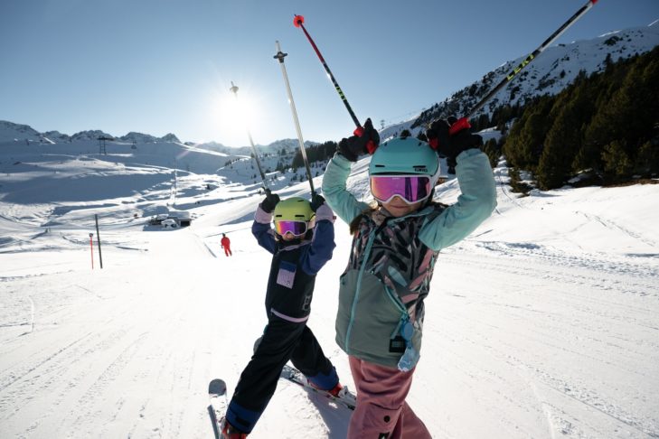 Ski-uitrusting moet goed zijn voor kinderen om plezier te hebben op de piste in de winter