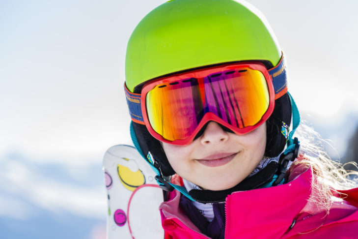 Net als bij volwassenen moet een skibril voor kinderen perfect op de helm passen