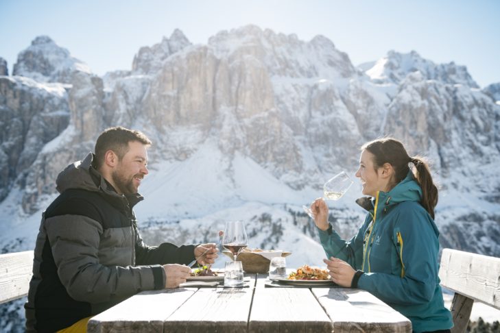 Bij een tussenstop in de skihutten in Zuid-Tirol kunnen skiërs genieten van lokale culinaire specialiteiten zoals spekknoedels, Schlutzkrapfen of apfelstrudel.