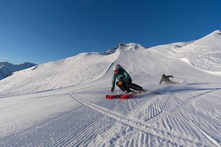 Met fantastische sneeuwcondities kunnen skiërs ook in 2025 weer fantastische bochten tevoorschijn toveren op de pistes in het skigebied Arosa-Lenzerheide.