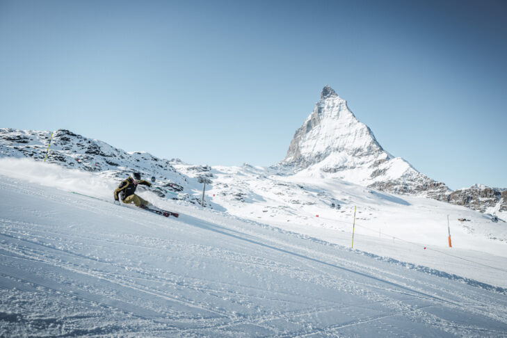 In het Matterhorn skiparadijs skigebied hebben skiërs op de pistes altijd de top van de legendarische berg waaraan het gebied zijn naam ontleent in zicht.