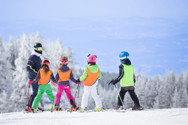 Skileraren zorgen ervoor dat skibeginners van alle leeftijden snel en op een ontspannen manier de belangrijkste skitechnieken voor op de piste kunnen leren.
