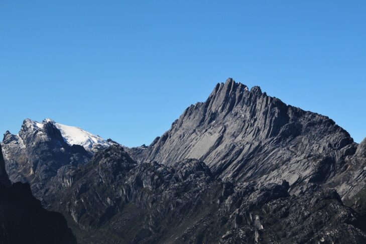 De Carstensz Piramide, door de lokale bevolking ook wel Puncak Jaya genoemd, is met 4.884 meter de hoogste berg van het oceanische continent.