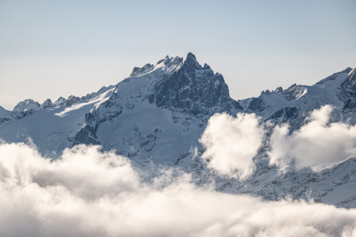 Vanuit de skigebieden in het departement Isère, zoals hier in Alpe d’Huez, kun je als wintersporter genieten van fantastische uitzichten op de bergwereld van de Franse Alpen.