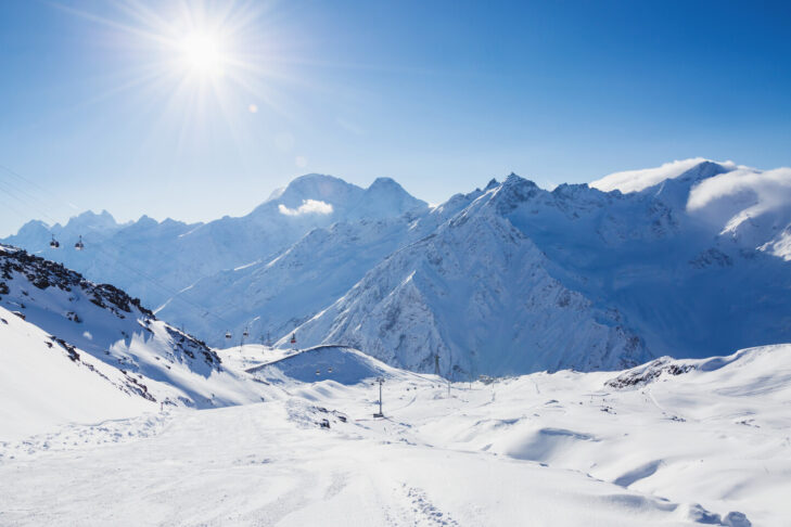 De vulkaan Mount Elbrus in de Russische Kaukasus is met een hoogte van 5.642 m de hoogste berg van Europa, waar bovendien een van de hoogstgelegen skigebieden ter wereld op je wacht met 23 kilometer aan pistes.