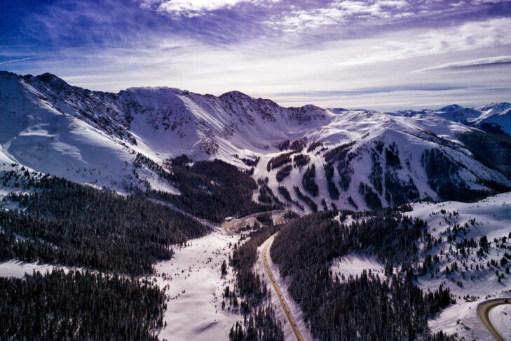 Op de Loveland-pas in Colorado ligt het gelijknamige skigebied, dat met een hoogte tot 3.871 m een van de hoogstgelegen skigebieden van de VS en de hele wereld is.