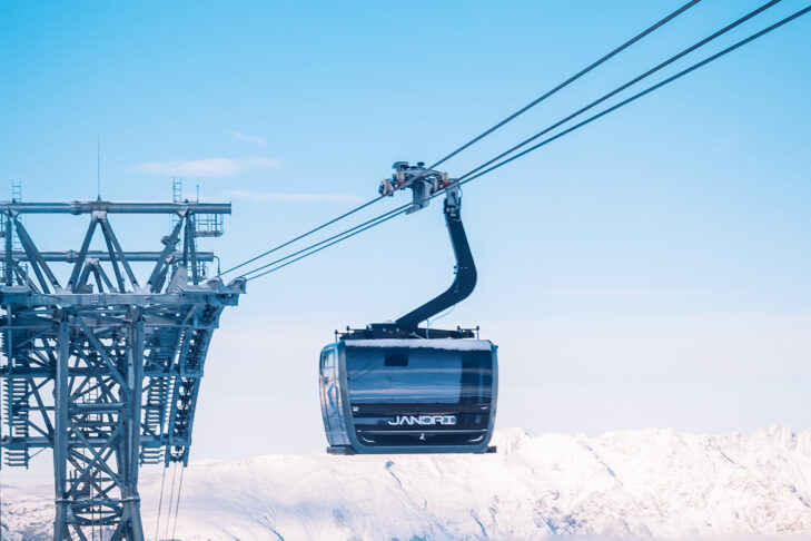 De nieuwe gondels van de „Jandri Express“ zijn sinds 2024 in gebruik in het skigebied Les 2 Alpes en verkorten de reistijd van het dorp naar de top van 40 naar 17 minuten.
