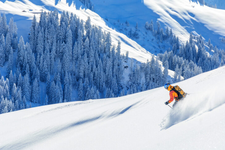 Na de klim kijken skitoeristen uit naar de afdaling, en voor de meeste wintersporters is het hier de droom om met het perfecte materiaal door de diepe sneeuw in het backcountry te cruisen.
