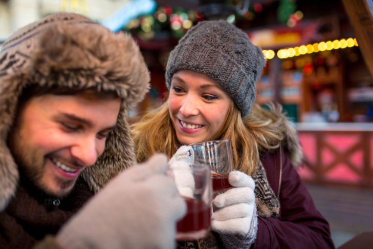 Anstoßen und flirten mit Glühwein