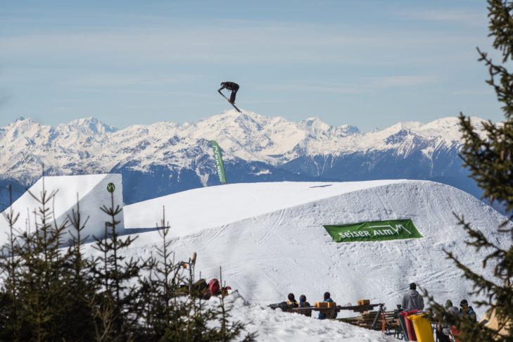 Stunt im Snowpark Seiser Alm.