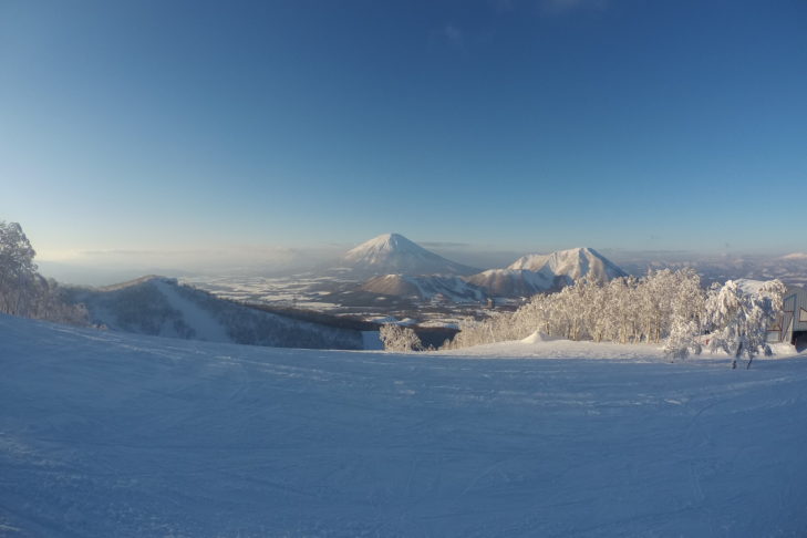 Skifahren in Rusutsu in Japan: Blick auf Vulkane inklusive.