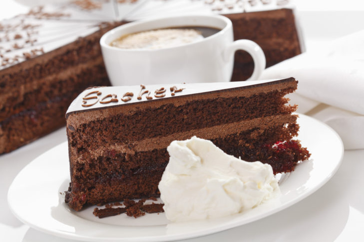 Die Sachertorte schmeckt besonders gut mit geschlagenem Obers.