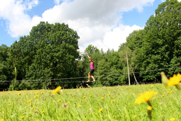 Warum nicht mal einen Balanceakt auf der Slackline wagen?