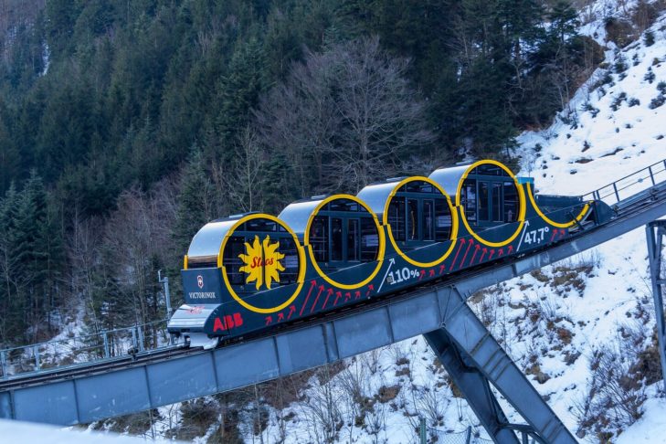 Die Standseilbahn Schwyz-Stoos überwindet auf dem Weg zum Gipfel eine Steigung von teilweise 110 Grad, was sie zur steilsten Standseilbahn der Welt macht.