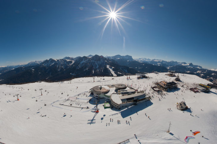 Sonniges Panorama im Skigebiet am Kronplatz.