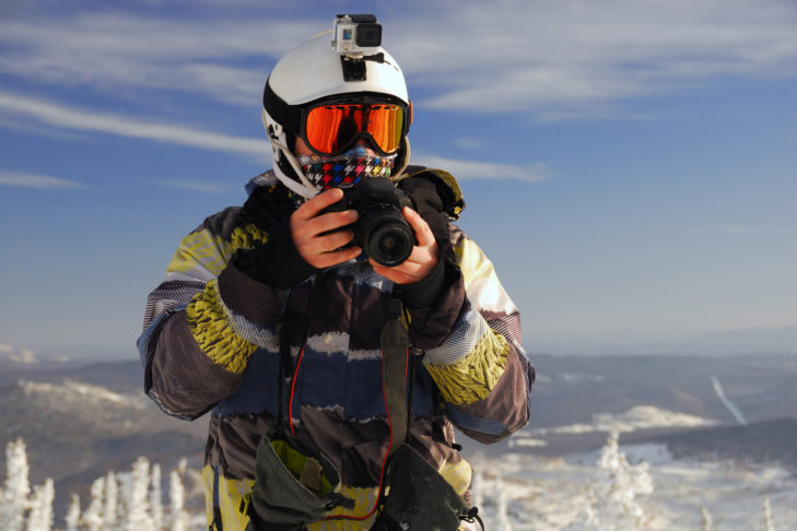 Ob mit einer Spiegelreflexkamera oder einer Actioncam für den Helm - auf der Piste können Wintersportler herrliche Bergpanoramen auf vielfältige Weise fotografieren.
