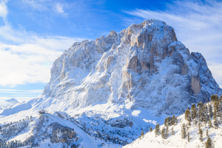 Vom Skigebiet Gröden/Seiser Alm aus, können Wintersportler Blicke auf spektakuläre Berggipfel genießen.