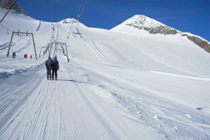 Gemütlich zu zweit liften: Der Bügel- bzw. Ankerlift macht's möglich.