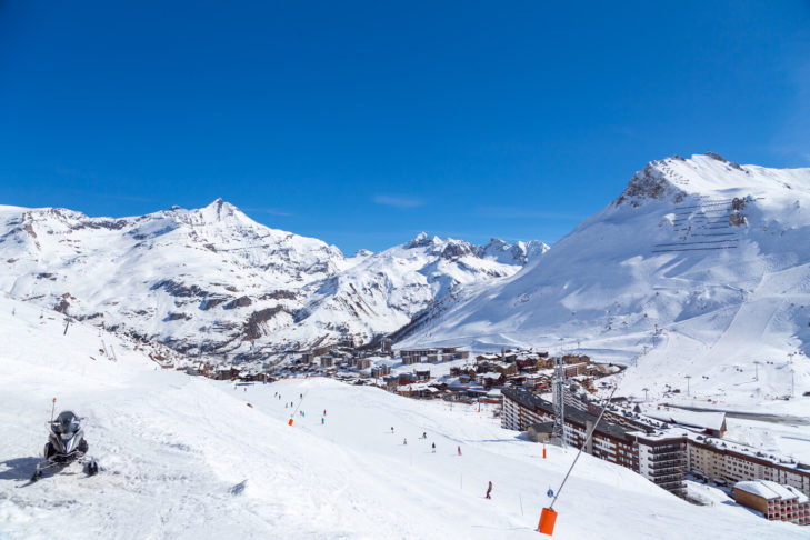 In Tignes können Skifahrer und Snowboarder in bis zu 3.456 m Höhe auf die Piste gehen und dort die traumhafte Schneesicherheit genießen.