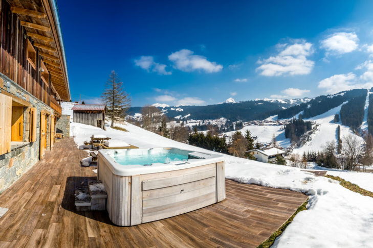 Chalets in französischen Skigebieten gönnen ihren Gästen den Luxus eines Outdoor-Jacuzzi.