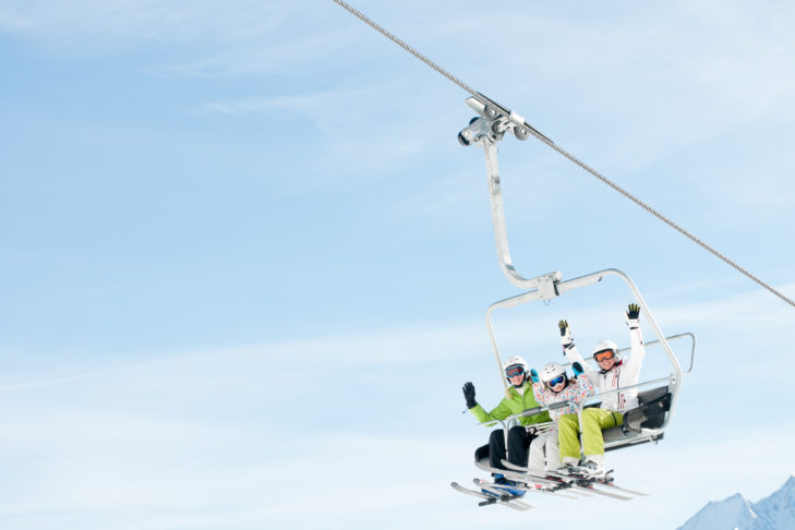 Mit ein paar Tricks kann die ganze Familie in den Skiurlaub.