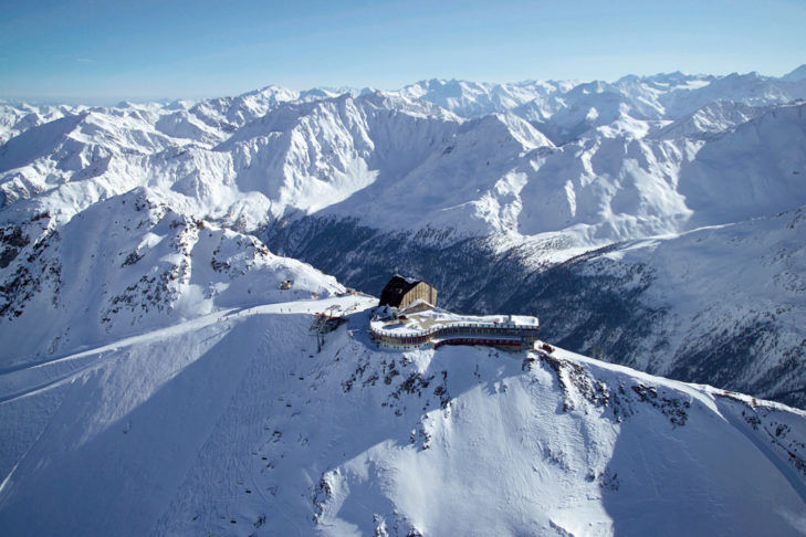 Bergpanorama rund um das Schnalstal mit Fokus auf das Berghotel Grawand.