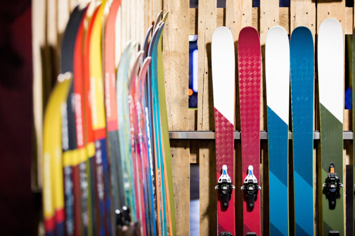 Gerade wenn man mit einer Gruppe oder der Familie in den Skiurlaub fährt, will der Transport des vielen Materials in der Planung berücksichtigt werden.