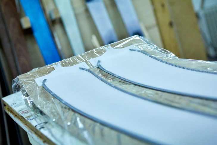 Experten beraten, wie die optimale Wölbung der Ski sein muss.